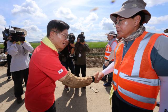 송언석(오른쪽) 국민의힘 비상대책위원장 겸 원내대표가 22일 오전 충남 예산군 삽교읍 수해 현장을 찾아 김문수 전 고용노동부 장관과 인사하고 있다. 연합뉴스