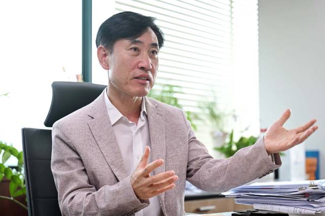 하태경 보험연수원장이 17일 서울 성북구 보험연수원에서 서울경제신문과 인터뷰를 하고 있다. 조태형 기자