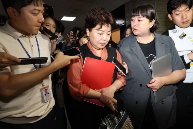윤희숙 국민의힘 혁신위원장이 17일 오전 서울 여의도 국회에서 열린 비상대책위원회의 참석을 마치고 나서며 취재진의 질문을 받고 있다. 뉴스1