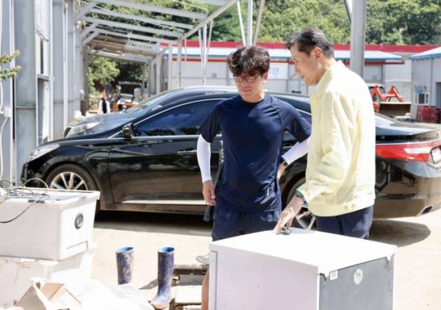 박주선(오른쪽) 기술보증기금 전무가 23일 경남 산청군 소재 중소기업 코트란을 찾아 코트란 대표로부터 피해 상황 설명을 듣고 있다. 사진제공=기술보증기금