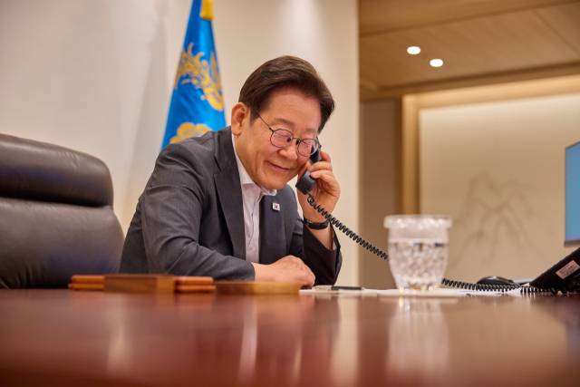 이재명 대통령이 22일 용산 대통령실에서 타밈 빈 하마드 알사니 카타르 국왕과 통화를 하고 있다. 2025.7.22. 대통령실 제공