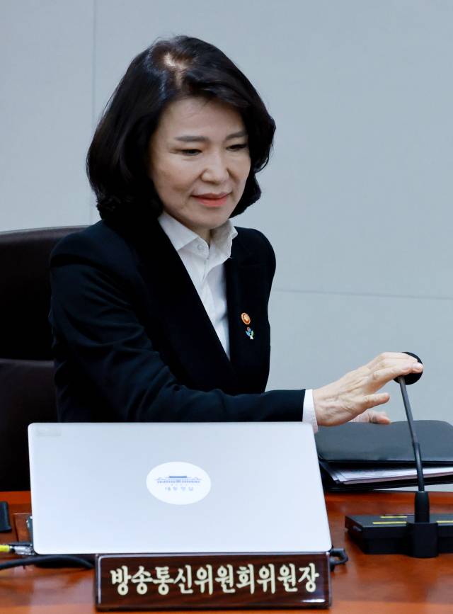 이진숙 방송통신위원장이 지난달 24일 서울 용산 대통령실 청사에서 열린 국무회의에 참석하고 있다. 연합뉴스