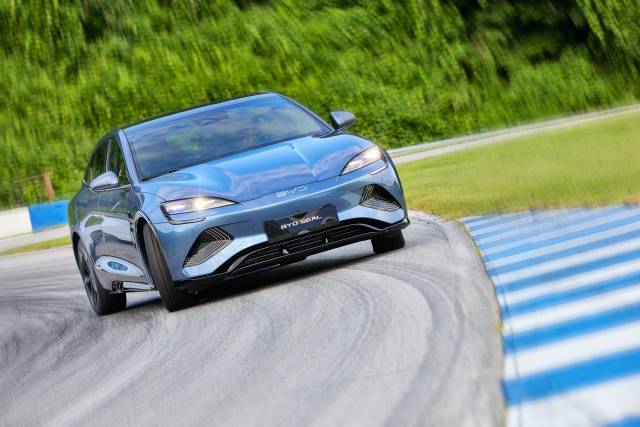 비야디(BYD)의 중형 전기 세단 ‘씰’이 16일 경기도 용인 스피드웨이 트랙에서 주행하고 있다. 사진제공=BYD코리아