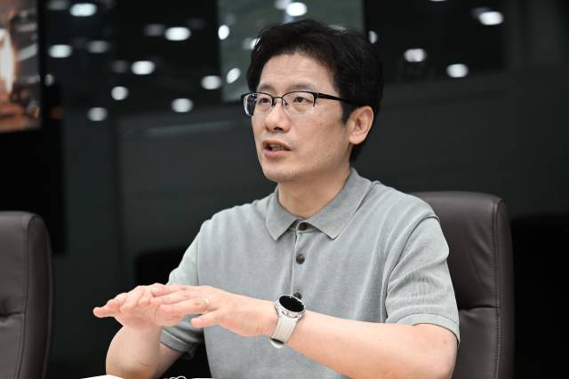 김수종 이노스페이스 대표가 18일 경기도 화성시 이노스페이스 우주발사체연구소에서 서울경제신문과 인터뷰를 하고 있다. 조태형 기자