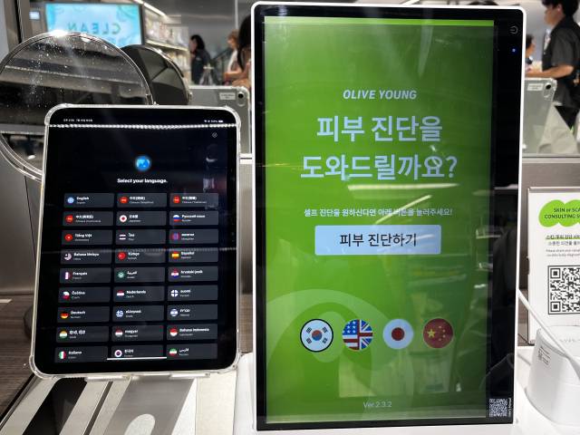올리브영 센트럴 강남 타운 내 피부 진단 서비스 코너에 실시간 AI 통역 기기가 비치돼있다. 통역이 진행되면 화면에 각 언어에 맞춰 음성과 텍스트가 같이 출력된다. 노현영 기자