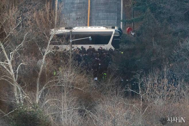 1월15일 윤석열에 대한 2차 체포영장 집행에 나선 공수처 검사와 경찰 수사관들이 경호처 관계자들과 대화를 하고 있다. ⓒ시사IN 신선영