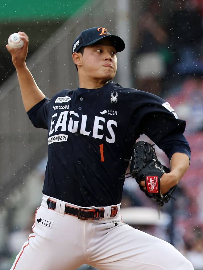 한화 문동주가 22일 잠실 두산전에서 6이닝 2안타 1볼넷 9탈삼진 무실점의 호투로 팀의 1-0 승리를 이끌었다. 문동주가 역투하고 있다. 잠실｜뉴시스