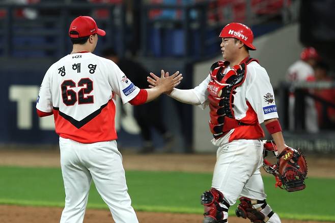 KIA 정해영(왼쪽)은 22일 광주 LG전에서 0.1이닝 4실점으로 블론세이브를 기록하며 패전투수가 됐다. 그는 최근 부진에 발목 잡혀 세이브 경쟁에서 뒤처지고 있다. 사진제공｜KIA 타이거즈