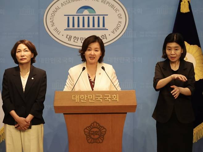 이수진 의원(더불어민주당·성남중원구)이 22일 연금 사각지대 해소를 위한 기초연금법 , 국민연금법 개정안을 대표발의했다.