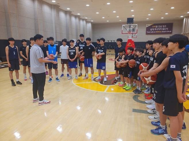 조상현 감독(왼쪽)이 연고지 엘리트 농구부 선수들에게 조언하고 있다. 사진제공|창원 LG