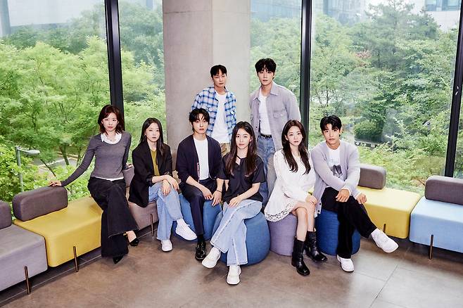 넷플릭스 오리지널 드라마 ‘지금 우리 학교는 2’ 주요 배우들이 대본 연습에 앞서 단체 사진을 촬영하고 있다. 사진 넷플릭스