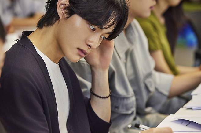 넷플릭스 오리지널 드라마 ‘지금 우리 학교는 2’에서 청산 역을 맡은 배우 윤찬영이 대본 연습을 하고 있다. 사진 넷플릭스