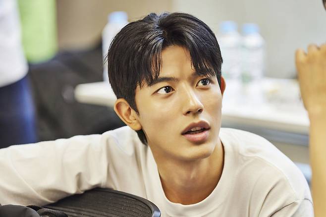 넷플릭스 오리지널 드라마 ‘지금 우리 학교는 2’에서 수혁 역을 맡은 배우 로몬이 대본 연습을 하고 있다. 사진 넷플릭스