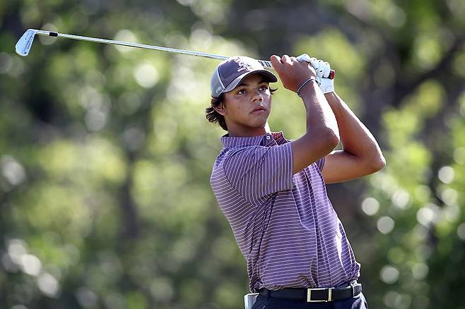 찰리 우즈가 US주니어 아마추어 챔피언십 컷통과에 실패했다. 찰리 우즈가 지난 22일 미국 텍사스주 댈러스 브룩 할로우GC에서 열린 대히 1라운드에서 샷을 하고 있다. ｜게티이미지