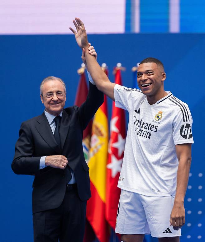 레알 마드리드 입단식에서 플로렌티노 페레스 구단 회장과 인사하는 킬리안 음바페. 게티미지코리아