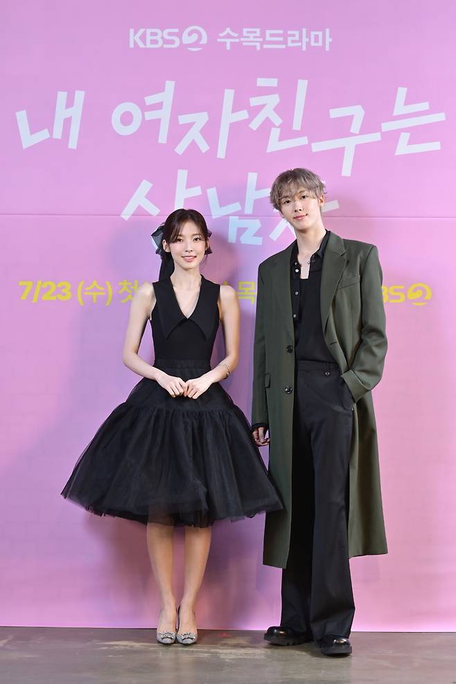배우 아린과 윤산하가 23일 온라인 사전녹화 방식으로 공개된 KBS2 새 수목극 ‘내 여자친구는 상남자’의 제작발표회에 참석해 포즈를 취하고 있다. 사진 KBS