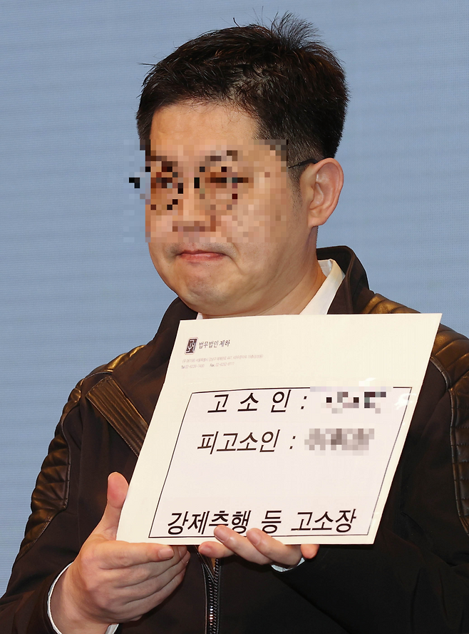 그룹 오메가엑스의 전 소속사 스파이어엔터테인먼트의 B 대표가 오메가엑스 멤버의 A 이사 성추행 혐의를 주장하며 고소했다. 연합뉴스
