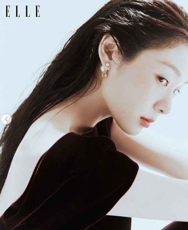 김연아가 자신의 SNS에 엘르 홍콩 화보를 올렸다.