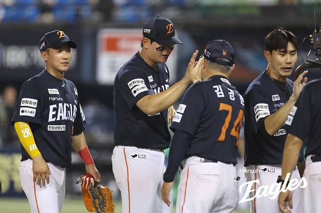 ▲ 한화 10연승 김서현 김경문 감독 하이파이브 ⓒ한화 이글스