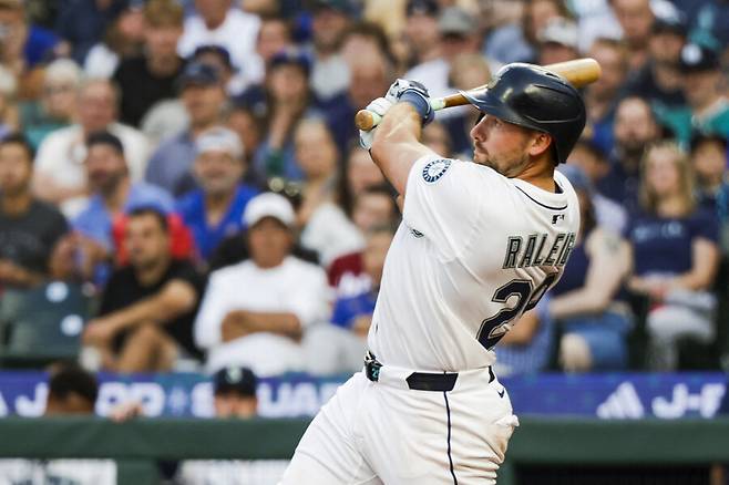 ▲ 23일(한국시간) 밀워키 브루어스와 경기에서 시즌 39호 홈런을 터뜨린 칼 롤리. ⓒ연합뉴스