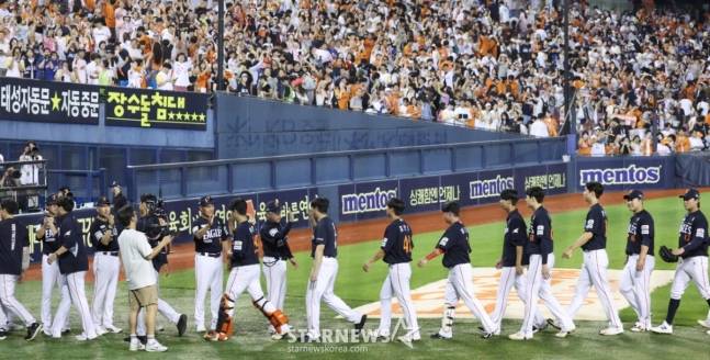 한화 김경문 감독을 비롯한 코칭스태프가 두산에 2-1로 승리하며 40년 만에 10연승 2차례의 대기록을 달성한 선수들을 맞이하고 있다. /사진=김진경 대기자
