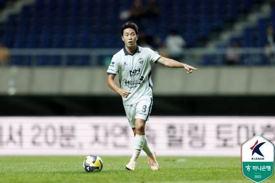 Lee Seung -won is holding a gesture at the Gwangju World Cup Stadium at 7:30 pm on the 22nd at the Gwangju World Cup Stadium. /Photo = Korean Professional Football Federation Provided
