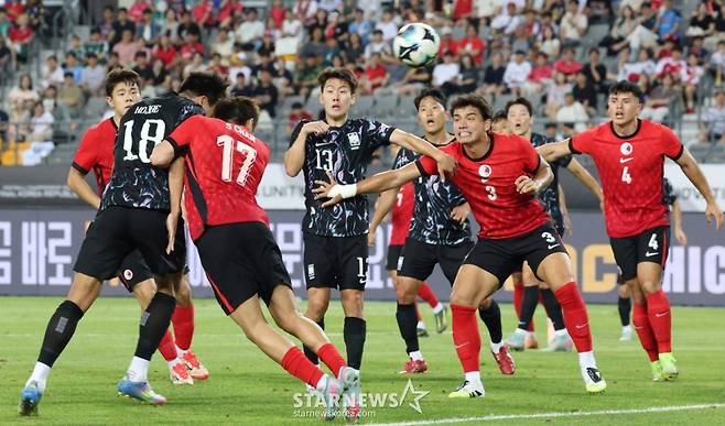 2025 동아시아축구연맹(EAFF) E-1 풋볼 챔피언십(동아시안컵) 한국-홍콩전이 11일 경기도 용인미르스타디움에서 열렸다.  대한민국 이호재가 헤더슛으로 두 번째 골을 터뜨리고 있다. /사진=김진경 대기자