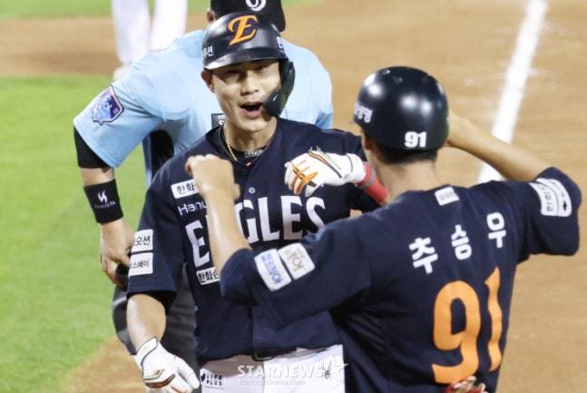 심우준(왼쪽)이 22일 경기에서 홈런을 치고 홈을 밟고 있다. /사진=김진경 대기자