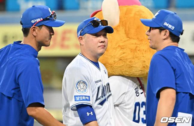 박진만 삼성 감독(가운데)이 22일 SSG전에서 승리 후 미소를 짓고 있다.