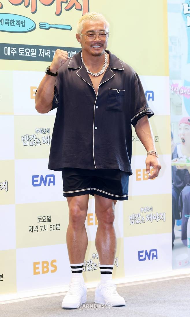 방송인 추성훈이 23일 서울 영등포구 IFC서울에서 진행된 ENA 예능 '추성훈의 밥값은 해야지' 제작발표회에 참석해 포즈를 취하고 있다. /2025.07.23 /사진=김휘선 hwijpg@