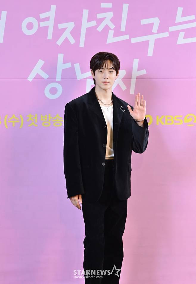 유정후 '여심 잡는 손인사'[★포토]