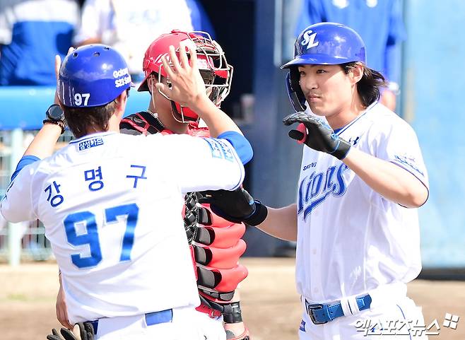 2일 오후 일본 오키나와 온나손 아카마 구장에서 열린 KIA 타이거즈와 삼성 라이온즈의 연습경기, 5회말 1사 만루 삼성 구자욱이 만루 홈런을 날린 후 그라운드를 돌고 있다. 엑스포츠뉴스 DB