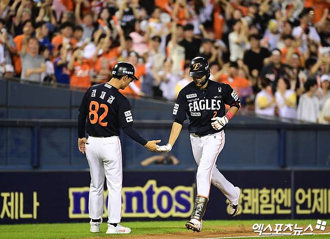 한화 이글스 심우준이 22일 잠실 두산 베어스전에서 홈런을 친 뒤 베이스를 돌고 있다. 잠실, 박지영 기자