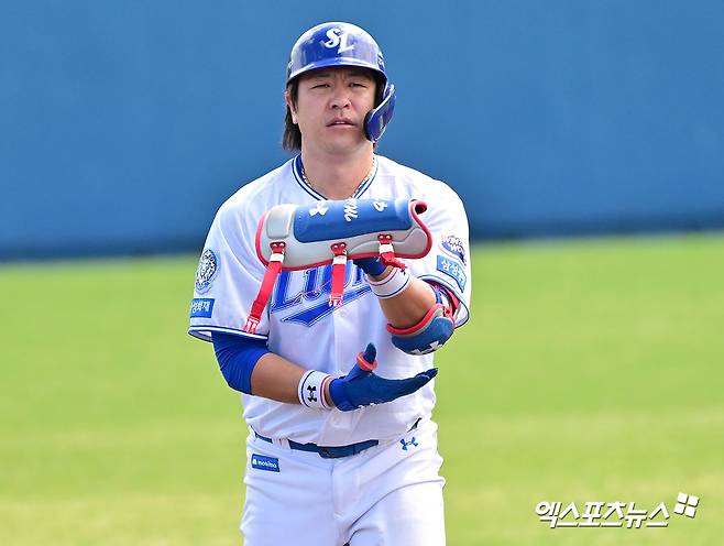 2일 오후 일본 오키나와 온나손 아카마 구장에서 열린 KIA 타이거즈와 삼성 라이온즈의 연습경기, 삼성 강민호가 2루타를 날린 후 타임을 요청하고 있다. 엑스포츠뉴스 DB