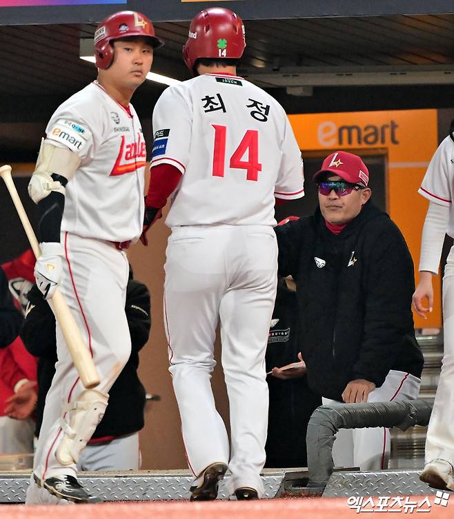 11일 오후 인천SSG랜더스필드에서 열린 '2025 신한 SOL Bank KBO리그' KIA 타이거즈와 SSG 랜더스의 더블헤더 2차전 경기, 6회말 1사 만루 SSG 최정이 최준우의 1타점 적시타때 득점에 성공하고 있다. 엑스포츠뉴스 DB