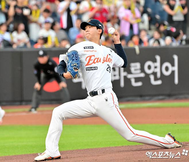 한화 이글스 황준서가 올해 정규시즌 경기에 등판해 역투하고 있다. 엑스포츠뉴스 DB