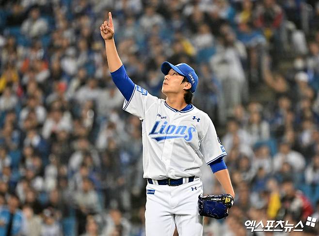 15일 오후 대구삼성라이온즈파크에서 열린 '2024 신한 SOL Bank KBO 포스트시즌' LG 트윈스와 삼성 라이온즈의 플레이오프 2차전 경기, 2회초 2사 2,3루 삼성 선발투수 원태인이 LG 홍창기의 타구 방향을 손으로 가리키고 있다. 엑스포츠뉴스 DB