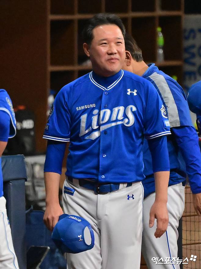 27일 오후 서울 구로구 고척스카이돔에서 열린 '2025 신한 SOL Bank KBO리그' 삼성 라이온즈와 키움 히어로즈의 경기, 삼성 박진만 감독이 키움 더그아웃을 향해 인사를 하고 있다. 엑스포츠뉴스 DB