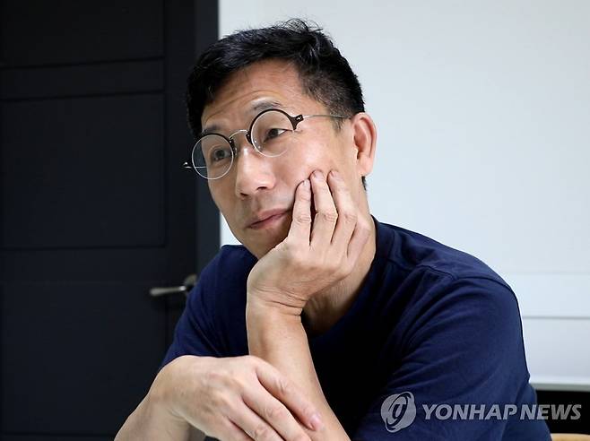 연합뉴스와 인터뷰 중인 진중권  [연합뉴스 사진]