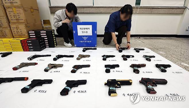 불법 모의총포 판매업체 및 개인 판매자 검거 (서울=연합뉴스) 김인철 기자 = 25일 서울 동대문구 서울경찰청 장한로 별관에서 범죄예방질서과 풍속범죄수사팀이 불법 모의총포 판매업체 운영자 및 개인 판매자를 검거한 뒤 압수한 물품들을 정리하고 있다.
수사팀은 온ㆍ오프라인에서 모의총포를 수입해 판매한 업체 대표와 운영자, 개인 판매자로부터 모의총포 총 820정을 압수했다. 2025.6.25 yatoya@yna.co.kr