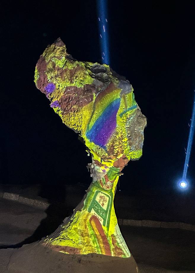 대만 예류지질공원의 명물 '여왕머리' 바위. 매년 여름 열리는 석광 행사 때는 총천연색으로 치장을 한다. 
 [사진/권혁창 기자]