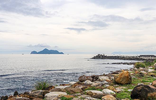 대만 북동부 이란현 앞바다 풍경. 멀리 거북 모양의 섬 구이산다오(龜山島)가 보인다. [사진/권혁창 기자]