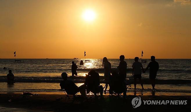 폭염에 저녁에도 '풍덩' (제주=연합뉴스) 변지철 기자 = 폭염이 기승을 부린 22일 저녁 제주시 이호테우해수욕장에서 피서객들이 물놀이하며며 더위를 식히고 있다. 이호테우해수욕장은 다음 달 15일까지 야간 개장한다. 2025.7.22 bjc@yna.co.kr