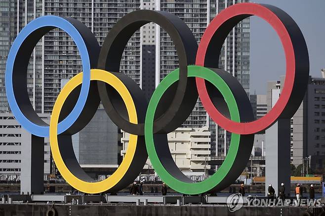 올림픽을 상징하는 오륜기 모형 [AP=연합뉴스]