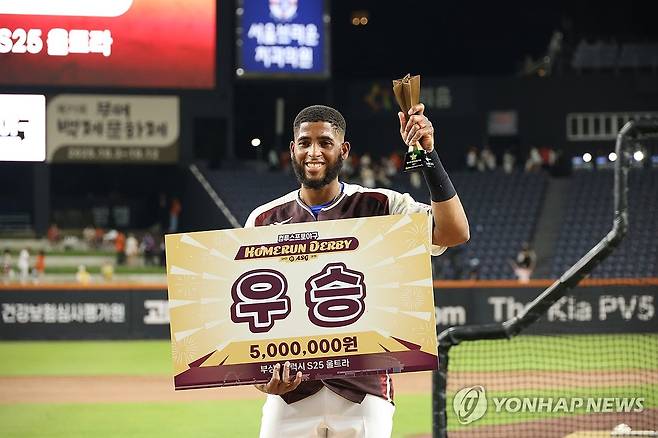 홈런 더비 우승한 삼성 디아즈 (대전=연합뉴스) 강수환 기자 = 11일 오후 대전 한화생명볼파크에서 열린 '2025 KBO 올스타 프라이데이' 컴투스프로야구 홈런 더비에서 우승을 차지한 삼성 디아즈가 트로피를 들고 기념 촬영하고 있다. 2025.7.11 swan@yna.co.kr