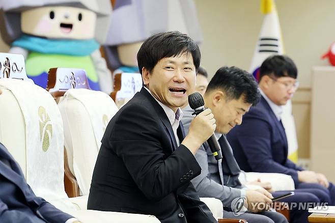 발언하는 이상갑 광주시 문화경제부시장 (광주=연합뉴스) 정다움 기자 = 12일 오후 광주시청 비즈니스룸에서 열린 '광주 2025 세계양궁선수권대회·2025 세계장애인선수권대회' 홍보대사 위촉식에서 이상갑 광주시 문화경제부시장이 발언하고 있다. 2024.9.12 daum@yna.co.kr