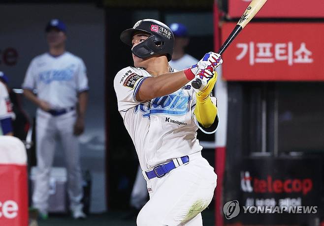 안현민 안타 (수원=연합뉴스) 홍기원 기자 = 20일 경기도 수원케이티위즈파크에서 열린 2025 KBO리그 프로야구 한화 이글스와 kt wiz의 경기. 8회말 1사 주자 없을 때 kt 안현민이 안타를 치고 있다. 2025.7.20 xanadu@yna.co.kr