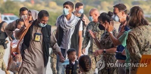 2021년 미 공군기로 스페인에 도착한 아프간 난민들 [EPA 연합뉴스 자료사진. 재판매 및 DB 금지]