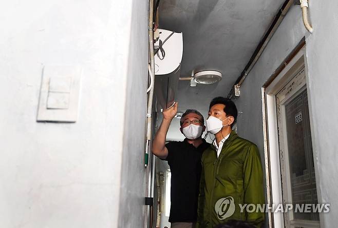 돈의동 쪽방촌 방문한 오세훈 시장 (서울=연합뉴스) 홍해인 기자 = 오세훈 서울시장이 29일 서울 종로구 돈의동 쪽방촌을 방문, 최영민 돈의동쪽방상담소 소장으로부터 쪽방촌에 설치된 에어컨에 관한 설명을 듣고 있다. 2022.6.29 [공동취재] hihong@yna.co.kr