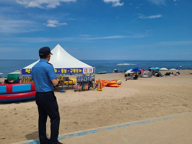 안전 점검하는 속초해경 [속초해양경찰서 제공. 재판매 및 DB 금지]